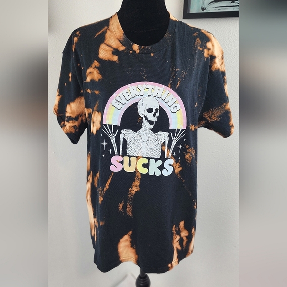 💀🌈 Gildan tie dye bleached black tee with skull raimbow unisex vinyl - Picture 1 of 10